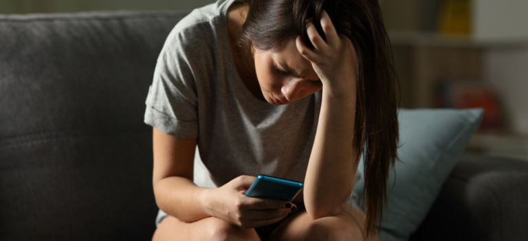 Pengaruh Media Sosial Terhadap Tingkat Kecemasan Remaja