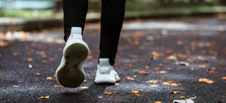 Manfaat Jalan Kaki Rutin bagi Kesehatan Jantung Manfaat Jalan Kaki Rutin bagi Kesehatan Jantung
