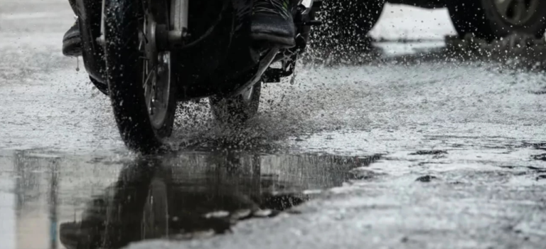 Tips Aman Berkendara Sepeda Motor Saat Hujan